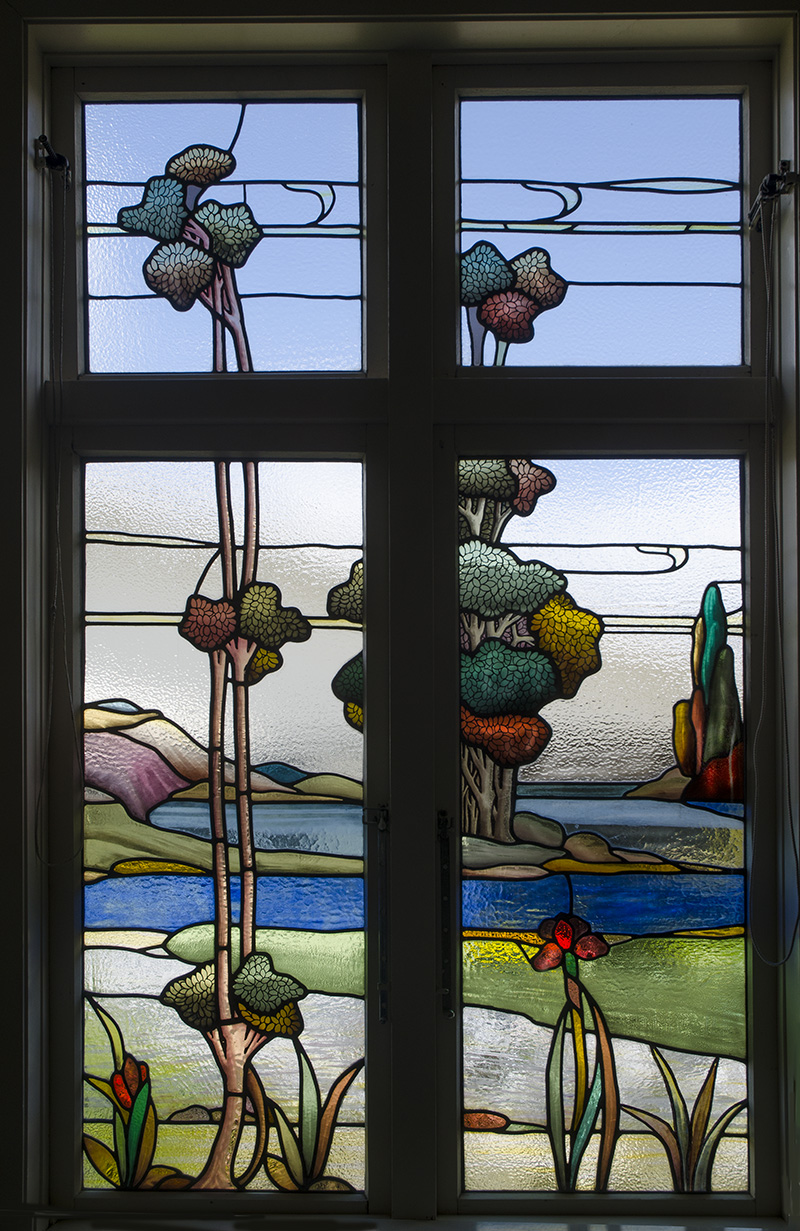 32 Tweed St - House belonged to William Hudson - later Eion Edgar and now Kerrie & Andrew Waterworth. Filled with lots of window all made by John Brock. 8 Musicians int he roof .